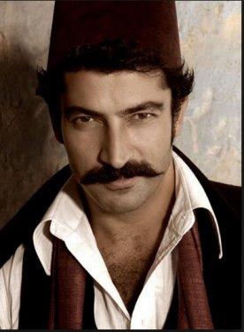 <P>Oyuncu, beyin kanamas geirdii iin zor gnler geiren vatandan 6 aylk kirasn evine gnderdi.</P>