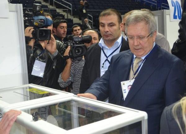 <p><b>19-20 UBAT 2000 </b></p>  Vefa Kk, 19-20 ubat 2000 tarihlerindeki olaan genel kurulda 2. kez Aziz Yldrm'a rakip oldu.