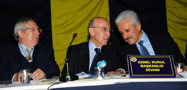 <p><b>LK STFA </b></p>  Aziz Yldrm, grev sresi iindeki ilk istifa kararn, bakanl dneminde sar-lacivertli futbol takmnn ilk kez ligde ampiyon olduu 2000-2001 sezonunun sonunda ald.