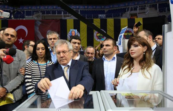 <p><b>11. KEZ BAKAN OLDU </b></p>  Fenerbahe Kulb'nn olaanst genel kurulunda Mehmet Ali Aydnlar karsnda bakanlk yarn kazanan Aziz Yldrm, sar-lacivertli kulpte girdii 11. kongrede de bakan seildi.