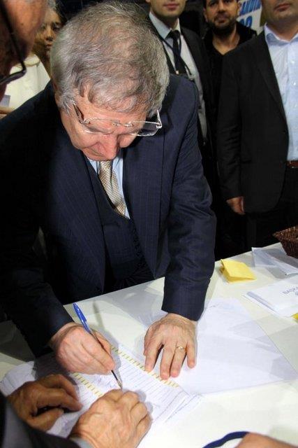 Daha nce bir dnem Yldrm'n ynetim kurulunda yer alan adan Kalkavan, bu kez Aziz Yldrm'a rakip oldu. Geerli 6 bin 335 oyun, 5 bin 53'n alarak, sandktan lehine bin 216 oy kan adan Kalkavan'n nnde yer alan Yldrm, 9. kez Fenerbahe'ye bakan seildi.