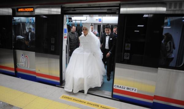 Bu arada, incelemelerde bulunmak iin skdar stasyonu'nda bulunan Trkiye Cumhuriyeti Devlet Demir Yollar (TCDD) Genel Mdr Sleyman Karaman da ifti tebrik etti.