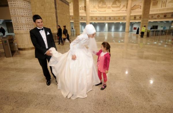 Gen ift, fotoraf ekiminin ardndan skdar'dan Marmaray'a binerek, deniz altndan Yenikap istasyonuna gitti. Burada da bir sre fotoraf ektiren gelin ve damat, vatandalarn merakl baklar eliinde skdar istasyonuna dnd ve ardndan evlerinin yolunu tuttu.