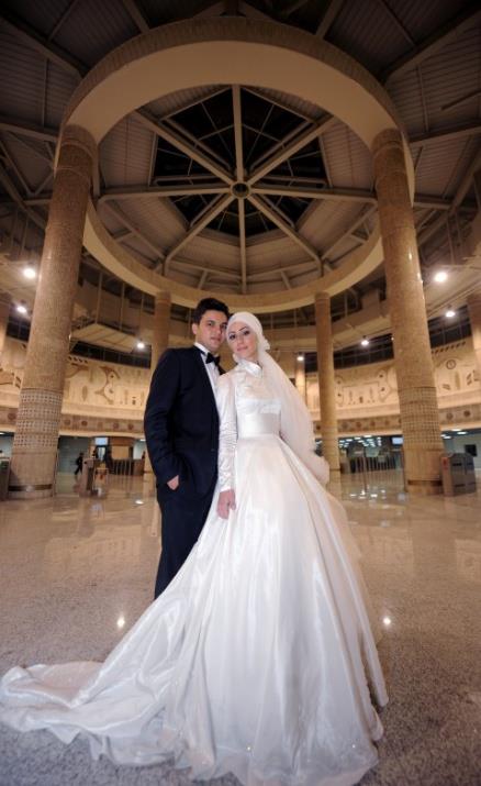 Gelin ve damat, Marmaray ile yaptklar yolculuk sresince vatandalardan youn ilgi grd. Baz vatandalar ifti alklarken, bazlar da cep telefonlaryla fotoraflarn ekti. Bu an lmszletirmek isteyen baz yolcular ise iftle birlikte fotoraf ektirdi.