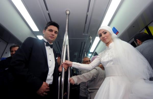 Karaman, para takarak mutluluklar diledii gelin ve damat ile hatra fotoraf ektirdi. Bu arada TCDD grevlileri de yolculuk boyunca yeni evli iftin yannda bulunarak, yardmc oldu.