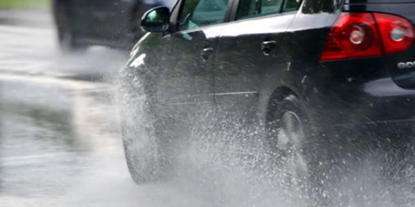 Arabalardan srayan su