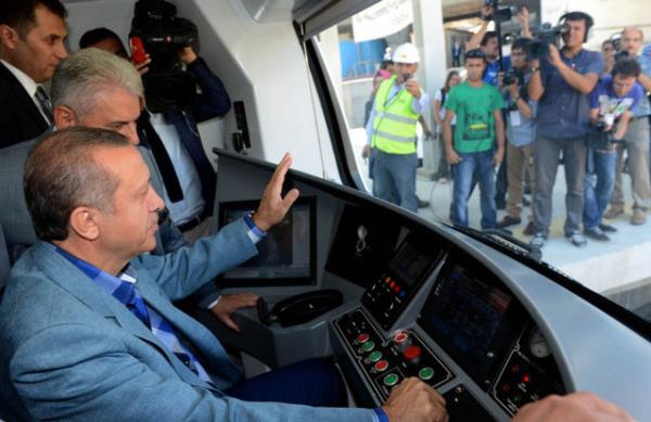 <p><b>11. �stanbul'un kuzeye kayd��� s�yleniyor? </b></p>   <p><b>G�neydeki Marmaray trafik sorununa ��z�m sa�layacak m�? </b></p>   �stanbul'da en yo�un n�fus art���, kentin g�ney yakas�ndan uzak olan, B�y�k�ekmece, Pendik (kuzey taraf�), Ba�c�lar, Esenler ve �mraniye'de ya�an�yor. Kentin g�neyinde kalan Emin�n�, Bak�rk�y, Fatih, Kad�k�y gibi il�elerde ise n�fus azald�. �ehircilik uzmanlar� �unlar� s�yl�yor: "T�m veriler, trafik sorununa ne�ter at�lacak b�lgenin kuzeyde kald���n� g�stermesine ra�men, Marmaray Projesi g�neyde ve sahile �ok yak�n. Marmaray Projesinin g�zerg�h� yanl��t�r, trafik sorununa ��z�m olmayacakt�r."