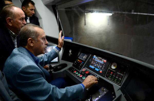 <p><b>2. Marmaray'�n g�zergahlar� nereler?</b></p>   Marmaray; �stanbul Bo�az ge�i�i hari�, mevcut banliy� hatt�n�n g�zerg�h� �zerinde �al��acak. Ancak �imdilik sadece Kad�k�y ile Kazl��e�me aras�ndaki 13.5 kilometrelik yeralt� b�l�m� aktif olacak. Haydarpa�a- Pendik aras�ndaki 62.5 kilometre i�in resmi a��klamalara g�re iki y�l sonra aktif olacak.