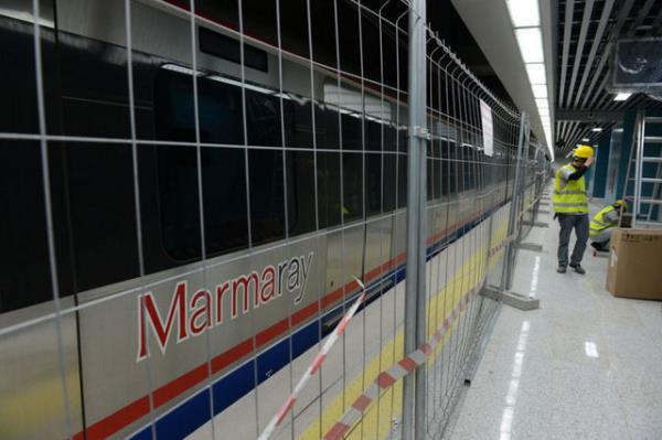 <p><b>17. Marmaray'� yap�m�yla Tarihi Demiryolu'nun gelece�i ne olacak?</b></p>   Proje kapsam�nda toplam uzunlu�u 63 kilometreyi bulan mevcut hatt�n yenilenmesi �ng�r�l�yor. 1900'lerin ba��nda, Ba�dat Demiryolu'nun bir par�as� olarak yap�lan bu hat, istasyonlar ba�ta olmak �zere pek �ok tarihi yap�y� i�eriyor. Haydarpa�a'yla birlikte, Sirkeci?deki tarihi gar da Marmaray'la birlikte i�levini yitirecek.
