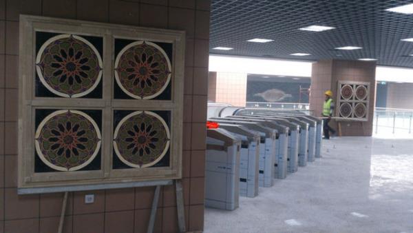 <p><b>15. Marmaray, bir kentsel d�n���m projesi mi?</b></p>   Sivil toplum �rg�tlerine g�re Marmaray projesinin arka plan�nda; kentsel d�n���m yat�yor. �ddialara g�re iptal edilen ancak fiilen uygulanan 1:100.000 planda, hizmet alan�, kongre, turizm alanlar� vb. adlarla ifade edilen b�lgenin, en b�y�k par�as� Marmaray g�zerg�h� �zerinde. TCDD ile �stanbul B�y�k�ehir Belediyesi aras�nda imzalanan protokole g�re; Yunus, Kartal, Maltepe Gar ve �evresi, Bostanc�, Erenk�y, Fenerbah�e, S���tl��e�me, Haydarpa�a, Altunizade, Sirkeci, Yedikule, Yenimahalle, Zeytinburnu, Bak�rk�y, Ye�ilk�y, Halkal�, Bah�e�ehir gar ve istasyonlar�n�n arazileriyle birlikte belediyeye devredilmesi ve kentsel d�n���m alanlar� olarak tasarlanmas� planlan�yor. Uzmanlar, "Bo�az'da t�p ge�i� do�ru bir proje ama bu do�ru proje, �stanbul i�in Marmaray'da do�ru kullan�lmad�. ��nk� Marmaray, Haydarpa�a ve Sirkeci'deki yakla��k 2 milyon metrekare arazinin bo�a ��kar�lmas�n�n gerek�esine d�n��t�. Yani Marmaray'�n temelinde �stanbul'un trafi�ini ��zmekten �ok, bu alanlar� nas�l bo�a ��kar�r�z �abas� var" diyor.