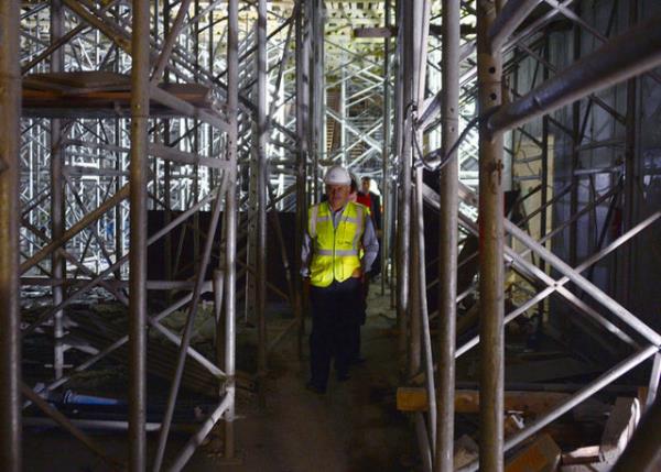 <p><b>4. Bu s�re�te hangi a�amalardan ge�ildi?</b></p>   Marmaray; �� ana a�amadan olu�uyor: Birincisi rayl� t�p t�nel ge�i�i; TGN ortak gi�imi taraf�ndan y�r�t�l�yor. �kincisi demiryolu arac� imalat� ve temini; Hyundai Rotem taraf�ndan y�r�t�l�yor. ���nc�s�yse banliy� hatlar�n�n iyile�tirilmesi; OHL-Dimetronic ortak giri�imi taraf�ndan y�r�t�l�yor.