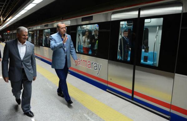 <p><b>13. �stanbul'daki trafik yo�unlu�u ne �ekilde ilerlliyor, Marmaray bu yo�unlu�u kar��layabilecek mi?</b></p>   �stanbul'daki motorlu ara� say�s� son 10 y�lda h�zla artt�. Sabah en yo�un oldu�u saatlerde, Avrupa yakas�nda Tarihi Yar�mada, Bak�rk�y ve Zeytinburnu il�elerine yap�lan yolculuklar�n oranlar� azal�rken, kentin bat� ucundaki K���k�ekmece, B�y�k�ekmece ve Avc�lar il�elerine yap�lan yolculuk oranlar� artt�. Ge�en 10 y�l i�inde, sabahlar� Avrupa yakas�n�n g�neyine yap�lan yolculuklar�n toplam Asya-Avrupa Bo�az ge�i�lerine oran� y�zde 40'tan 31'e d��erken, kuzey b�lgesine yap�lan yolculuklar y�zde 57'den 66'ya ��kt�. Bu durum, Avrupa yakas�nda, Hali�'in kuzeyindeki il�elerde ve �zellikle Zincirlikuyu-Maslak ekseninde h�zla geli�en yeni istihdam alanlar�ndan kaynaklan�yor.