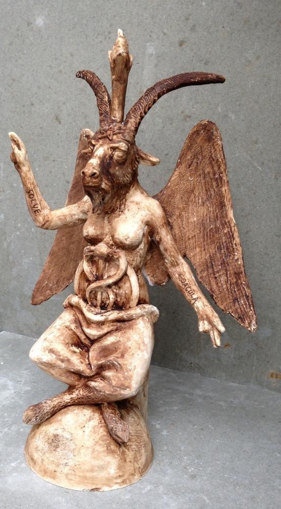 Bunun uzun boynuzlu bir keiye benzer bir kafas olduu da belirtilmiti. Elbette o tarihlerde bu byle ortaya konduktan sonra, taapnak valyelerine bunun byle olmadn kantlamak dyordu. Olmayan bir eyin kant da olamayacana gre, tapnak valyelerinin sulu grlecei daha bandan belliydi.