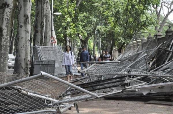 Olaylarn durulmasnn ardndan bir grup eylemci ve belediye ekipleri, Taksim'de temizlik seferberlii balatt.