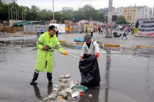 Olaylarn durulmasnn ardndan bir grup eylemci ve belediye ekipleri, Taksim'de temizlik seferberlii balatt.