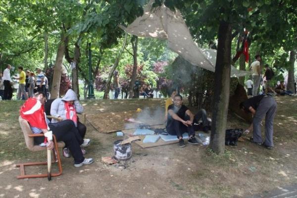 Olaylarn durulmasnn ardndan bir grup eylemci ve belediye ekipleri, Taksim'de temizlik seferberlii balatt.