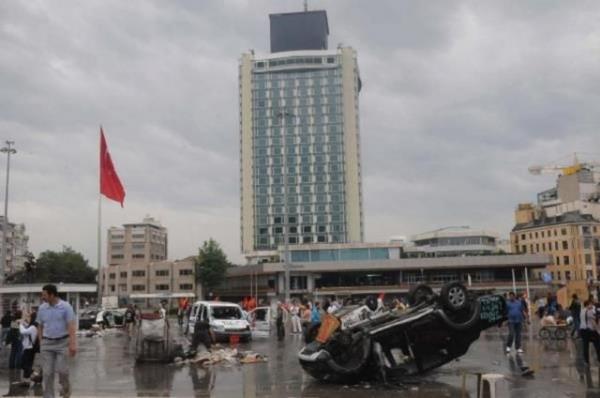 Olaylarn durulmasnn ardndan bir grup eylemci ve belediye ekipleri, Taksim'de temizlik seferberlii balatt.