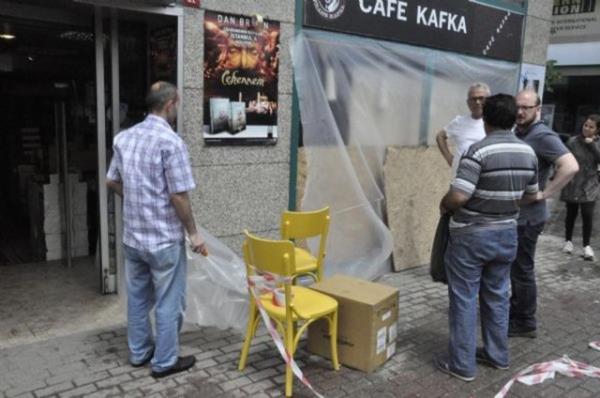 Olaylarn durulmasnn ardndan bir grup eylemci ve belediye ekipleri, Taksim'de temizlik seferberlii balatt.