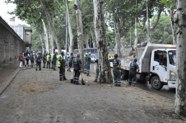Taksim'de Gezi Park'ndaki gstericilere polisin mdahalesi sonras balayan olaylar Taksim ve evresini sava alanna evirdi. Olaylarn durulmasnn ardndan bir grup eylemci ve belediye ekipleri, Taksim'de temizlik seferberlii balatt.