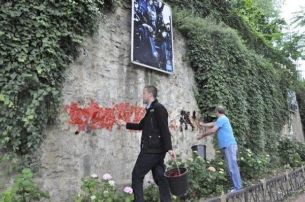 Olaylarn durulmasnn ardndan bir grup eylemci ve belediye ekipleri, Taksim'de temizlik seferberlii balatt.