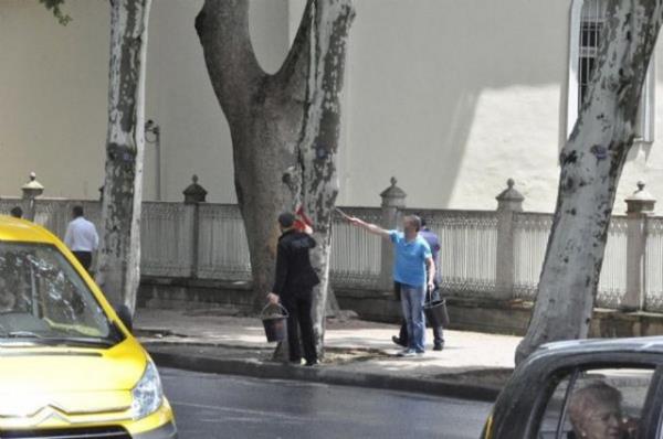 Olaylarn durulmasnn ardndan bir grup eylemci ve belediye ekipleri, Taksim'de temizlik seferberlii balatt.