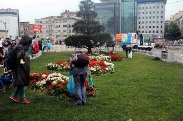 Olaylarn durulmasnn ardndan bir grup eylemci ve belediye ekipleri, Taksim'de temizlik seferberlii balatt.