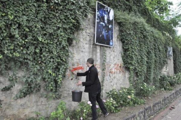 Olaylarn durulmasnn ardndan bir grup eylemci ve belediye ekipleri, Taksim'de temizlik seferberlii balatt.