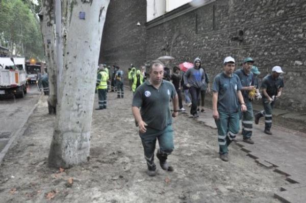 Olaylarn durulmasnn ardndan bir grup eylemci ve belediye ekipleri, Taksim'de temizlik seferberlii balatt.