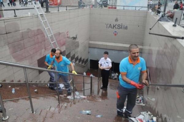 Olaylarn durulmasnn ardndan bir grup eylemci ve belediye ekipleri, Taksim'de temizlik seferberlii balatt.
