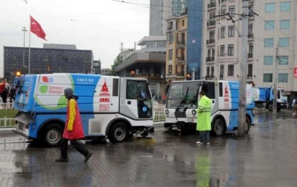 Olaylarn durulmasnn ardndan bir grup eylemci ve belediye ekipleri, Taksim'de temizlik seferberlii balatt.