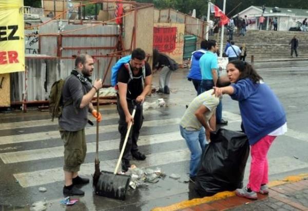 Olaylarn durulmasnn ardndan bir grup eylemci ve belediye ekipleri, Taksim'de temizlik seferberlii balatt.