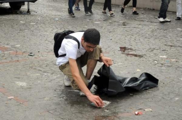 Olaylarn durulmasnn ardndan bir grup eylemci ve belediye ekipleri, Taksim'de temizlik seferberlii balatt.