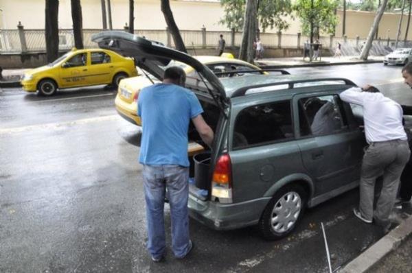 Olaylarn durulmasnn ardndan bir grup eylemci ve belediye ekipleri, Taksim'de temizlik seferberlii balatt.