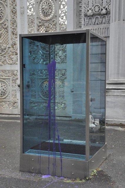 Olaylarn durulmasnn ardndan bir grup eylemci ve belediye ekipleri, Taksim'de temizlik seferberlii balatt.