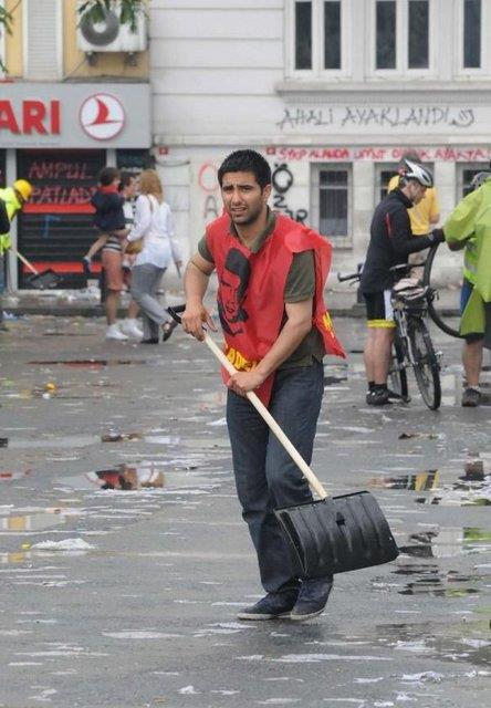 Olaylarn durulmasnn ardndan bir grup eylemci ve belediye ekipleri, Taksim'de temizlik seferberlii balatt.