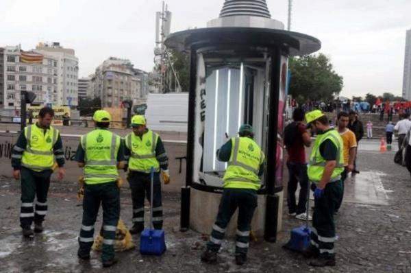 Olaylarn durulmasnn ardndan bir grup eylemci ve belediye ekipleri, Taksim'de temizlik seferberlii balatt.