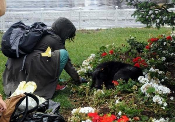 Olaylarn durulmasnn ardndan bir grup eylemci ve belediye ekipleri, Taksim'de temizlik seferberlii balatt.