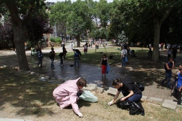 Olaylarn durulmasnn ardndan bir grup eylemci ve belediye ekipleri, Taksim'de temizlik seferberlii balatt.
