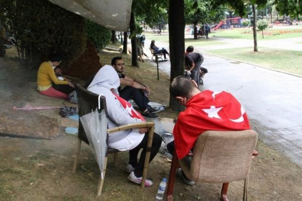 Olaylarn durulmasnn ardndan bir grup eylemci ve belediye ekipleri, Taksim'de temizlik seferberlii balatt.