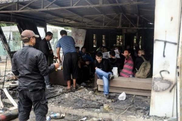 Olaylarn durulmasnn ardndan bir grup eylemci ve belediye ekipleri, Taksim'de temizlik seferberlii balatt.