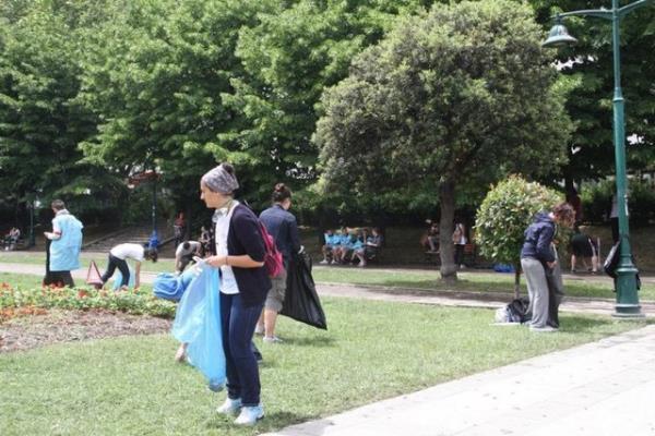 Olaylarn durulmasnn ardndan bir grup eylemci ve belediye ekipleri, Taksim'de temizlik seferberlii balatt.