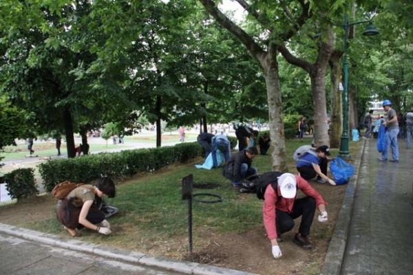 Olaylarn durulmasnn ardndan bir grup eylemci ve belediye ekipleri, Taksim'de temizlik seferberlii balatt.