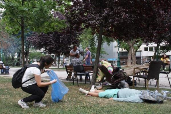 Olaylarn durulmasnn ardndan bir grup eylemci ve belediye ekipleri, Taksim'de temizlik seferberlii balatt.