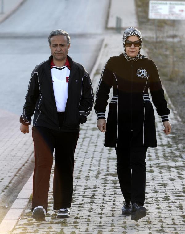 AK Parti Manisa Milletvekili Muzaffer Yurtta ve ei de sabah sporu yapt.