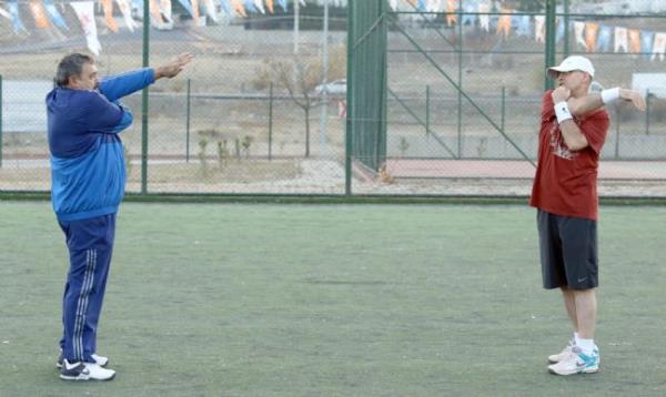 Dn akam toplantlarn tamamladktan sonra ge saatlerde kaldklar otel yaknnda bulunan 'Tarihi Kl adr Restoran'da yemek yiyen Bakan Yldz ve Yazc, burada kendilerine ikram edilen soba zerinde piirilen kestaneden yedi.