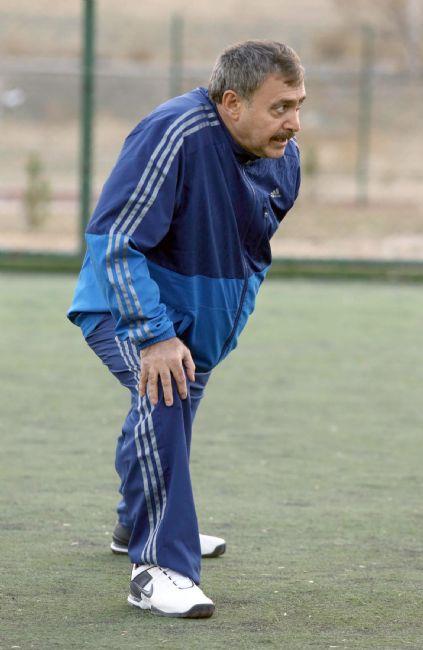 ki bakan daha sonra soba bana geip, kestaneleri piirip, restoranda bulunan gazeteci ve partililere ikram etti.