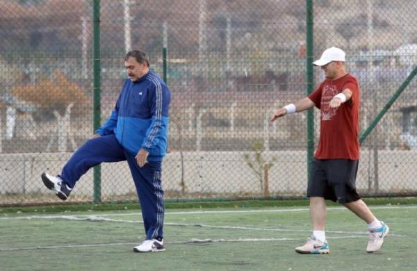 AK Parti Kzlcahamam kampna katlan Maliye Bakan Mehmet imek ile Orman ve Su leri Bakan Veysel Erolu sabah sporunda tenis oynarken, Enerji ve Tabii Kaynaklar Bakan Taner Yldz ile Gmrk ve Ticaret Bakan Hayati Yazc, soba zerinde kestane piirerek stres att.