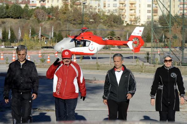 AK Parti Adana Milletvekili Necati etinkaya (sol 2), AK Parti anlurfa Milletvekili Abdulkerim Gk (solda), AK Parti Manisa Milletvekili Muzaffer Yurtta (sa 2) ve ei de sabah sporu yapt.