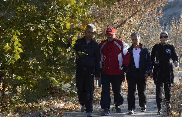 AK Parti Adana Milletvekili Necati etinkaya (sol 2), AK Parti anlurfa Milletvekili Abdulkerim Gk (solda), AK Parti Manisa Milletvekili Muzaffer Yurtta (sa 2) ve ei de sabah sporu yapt.