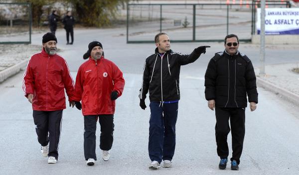 AK Parti Konya Milletvekili Harun Tfeki, AK Parti Denizli Milletvekili Bilal Uar (sada), AK Parti Karaman Milletvekili Mevlt Akgn (sa 2) ve Kltr Bakan Yardmcs Abdurrahman Arc (solda) da sabah sporu yapt.